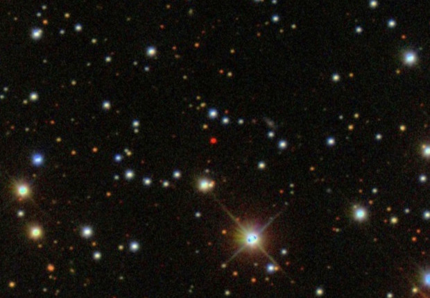 The L-type dwarf W1906+40 is a red object in the centre of this image. Image credit: SDSS / Centre de Données astronomiques de Strasbourg / SIMBAD.