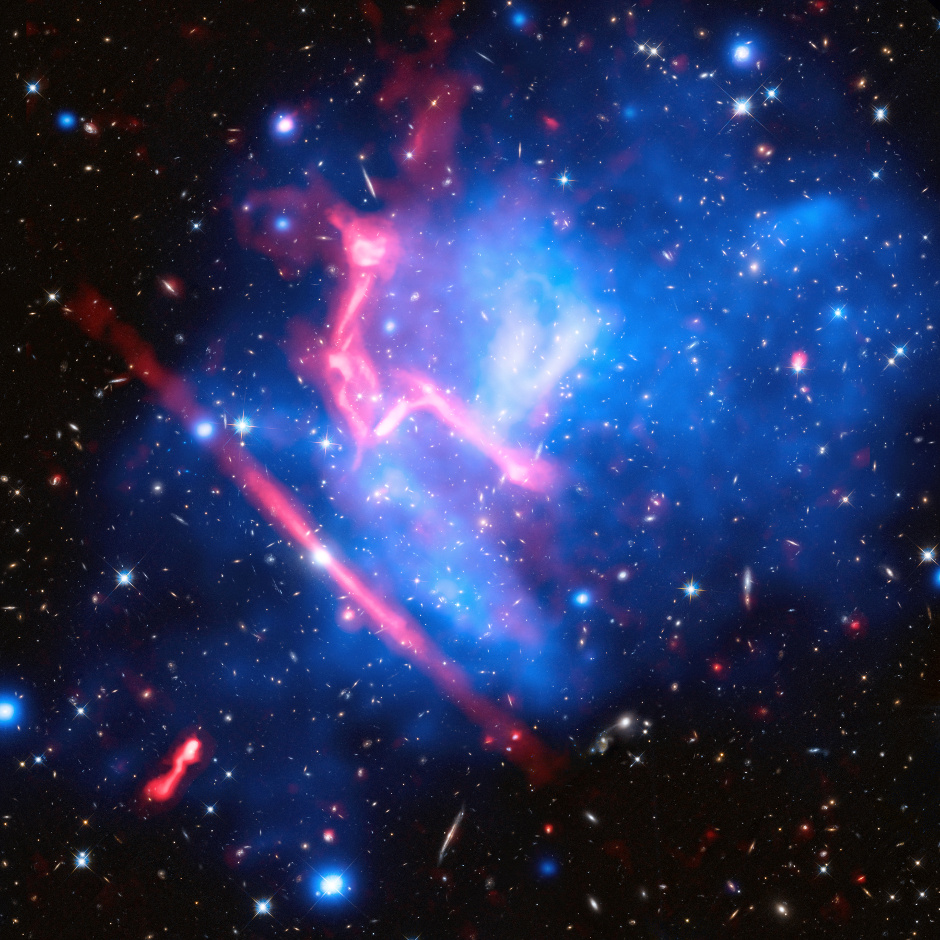 Frontier Fields galaxy cluster MACS J0717. Image credits: X-ray: NASA/CXC/SAO/van Weeren et al.; Optical: NASA/STScI; Radio: NSF/NRAO/VLA.