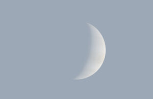 Graphic visualising how a crescent Venus looks through a telescope, its visible limb to the right